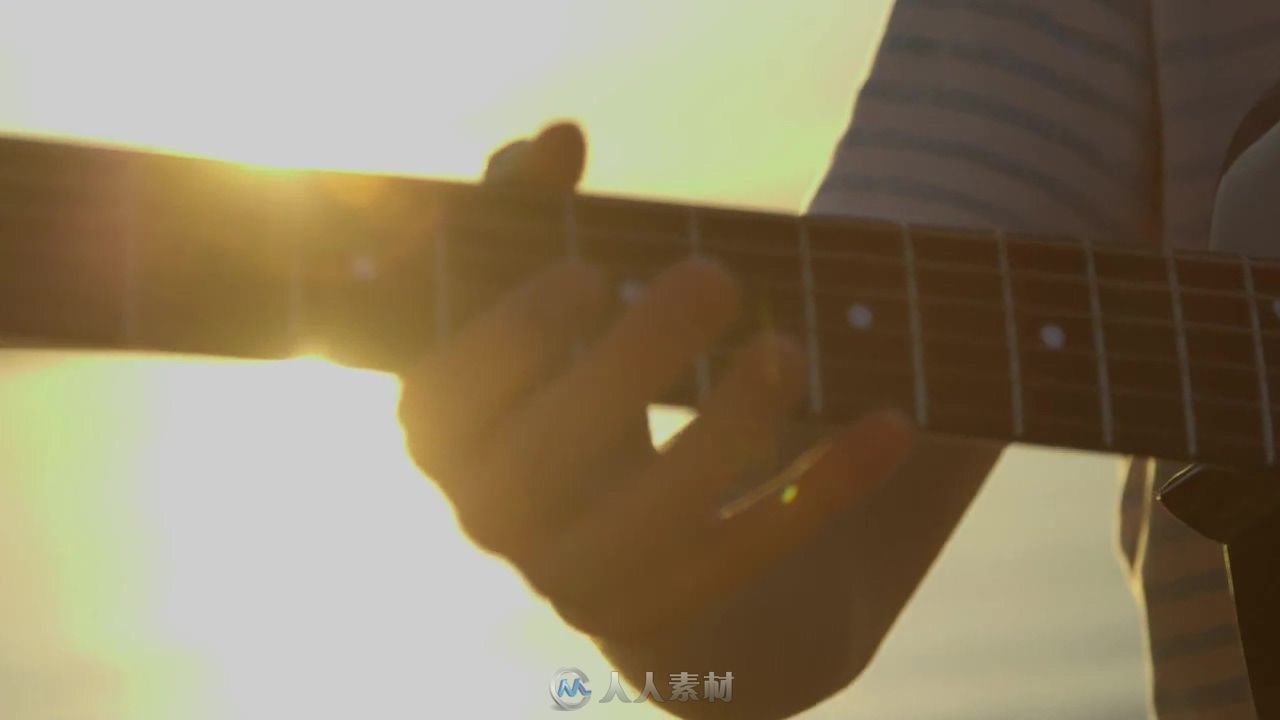 海边一个人弹吉他实拍视频素材