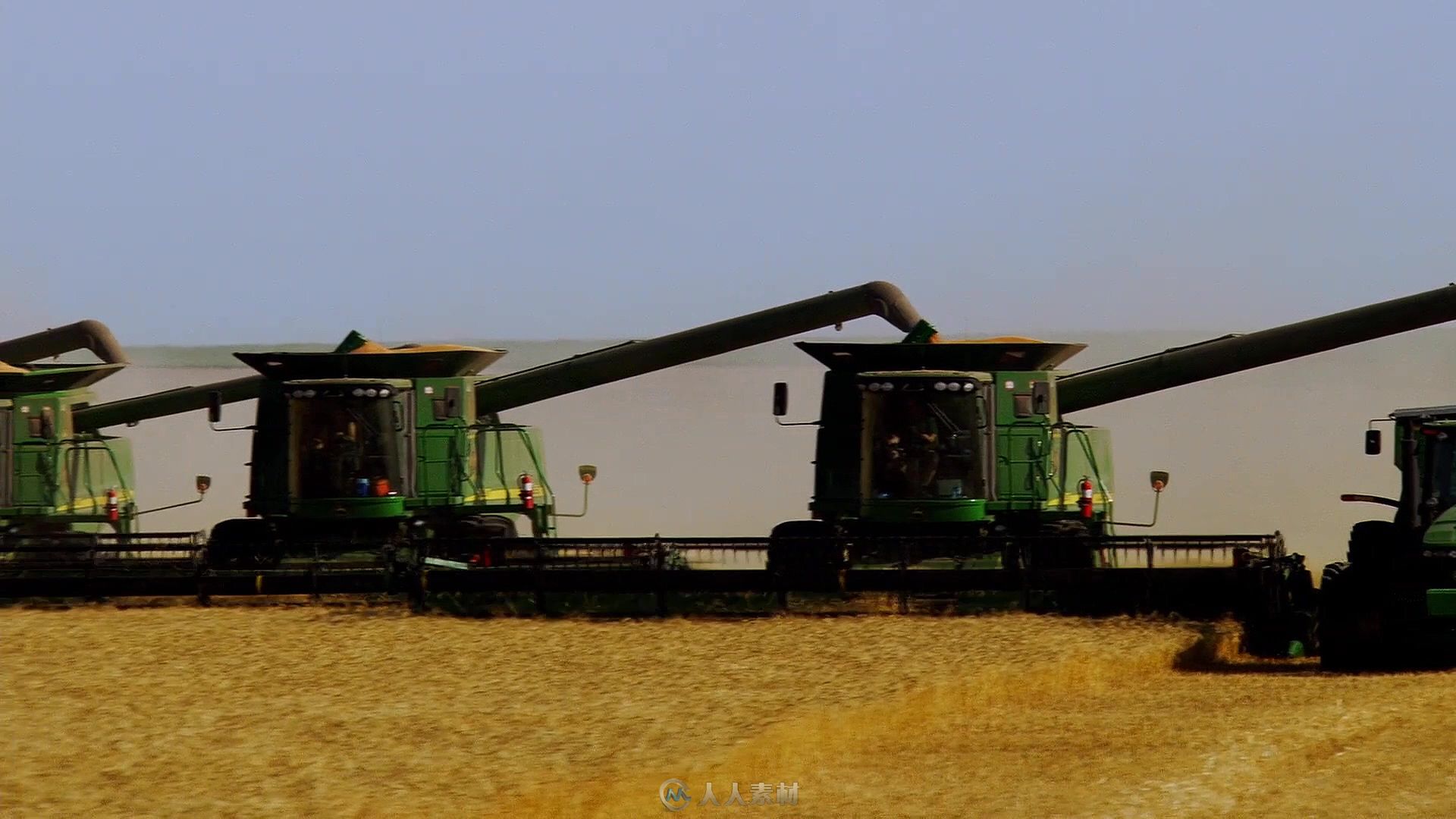 大型机械作物农田收割庄稼轨道移动视频素材