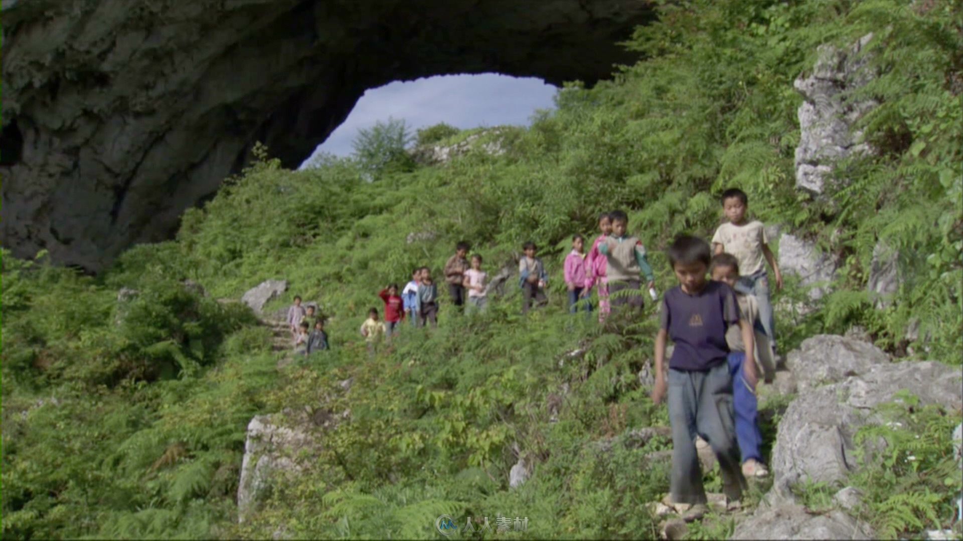 山区小学生放学路上竹林实拍视频素材