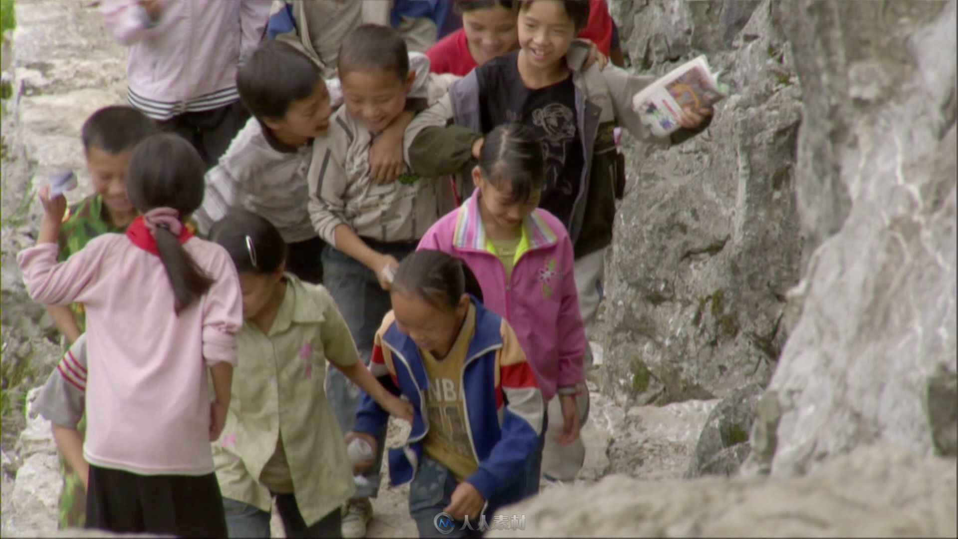 山区小学生放学路上竹林实拍视频素材