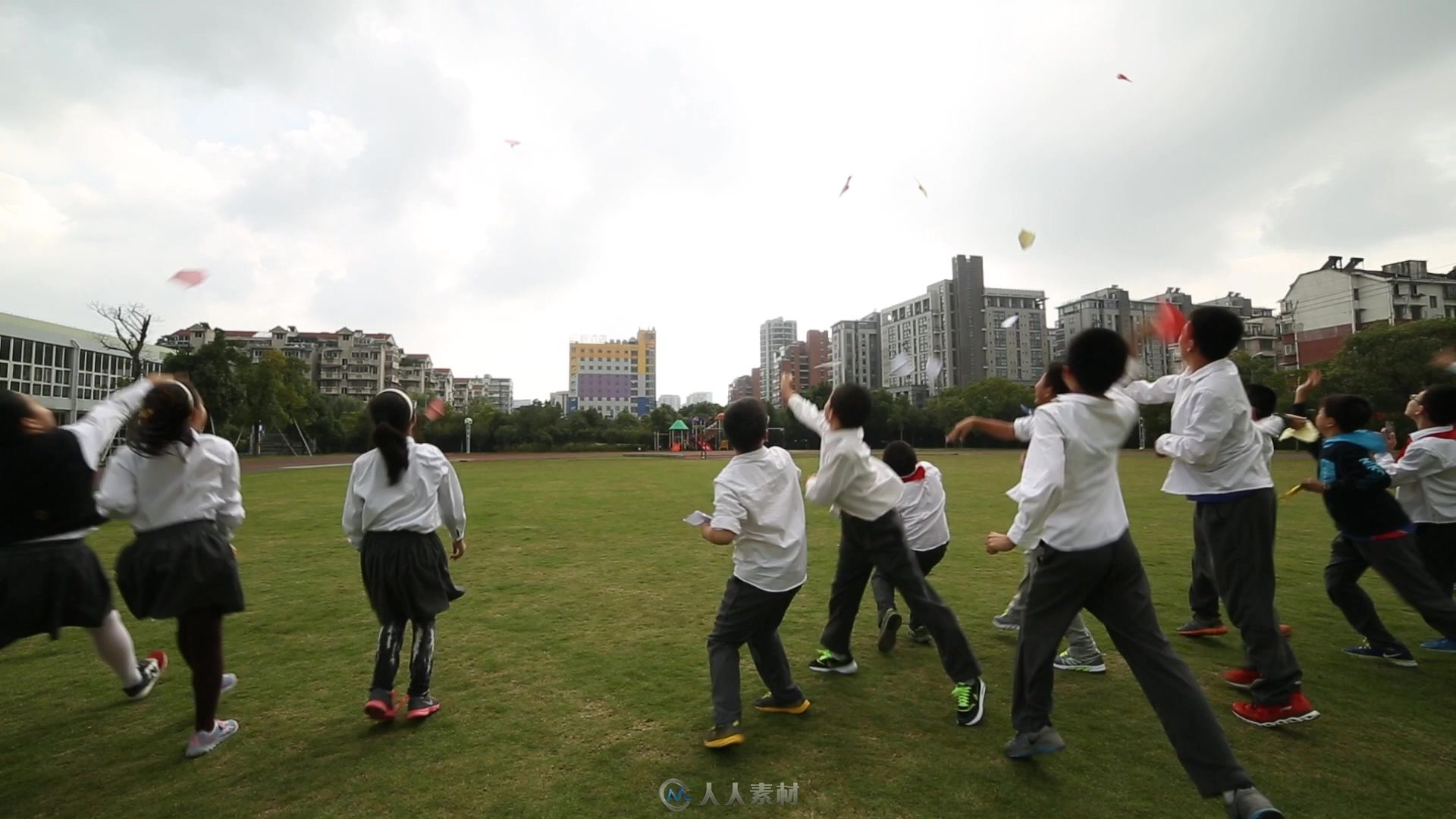 小学生扔纸飞机背面视频素材