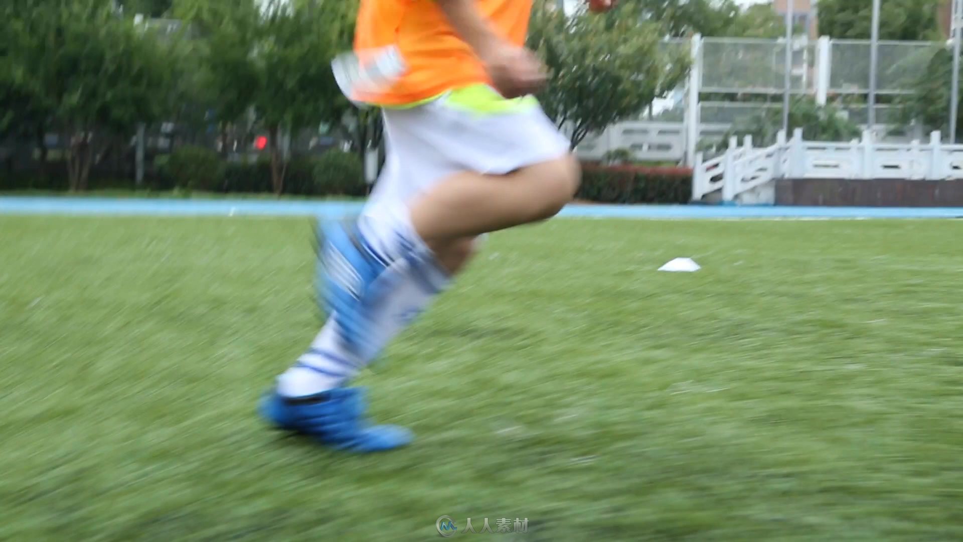 小学生踢足球脚下特写视频素材