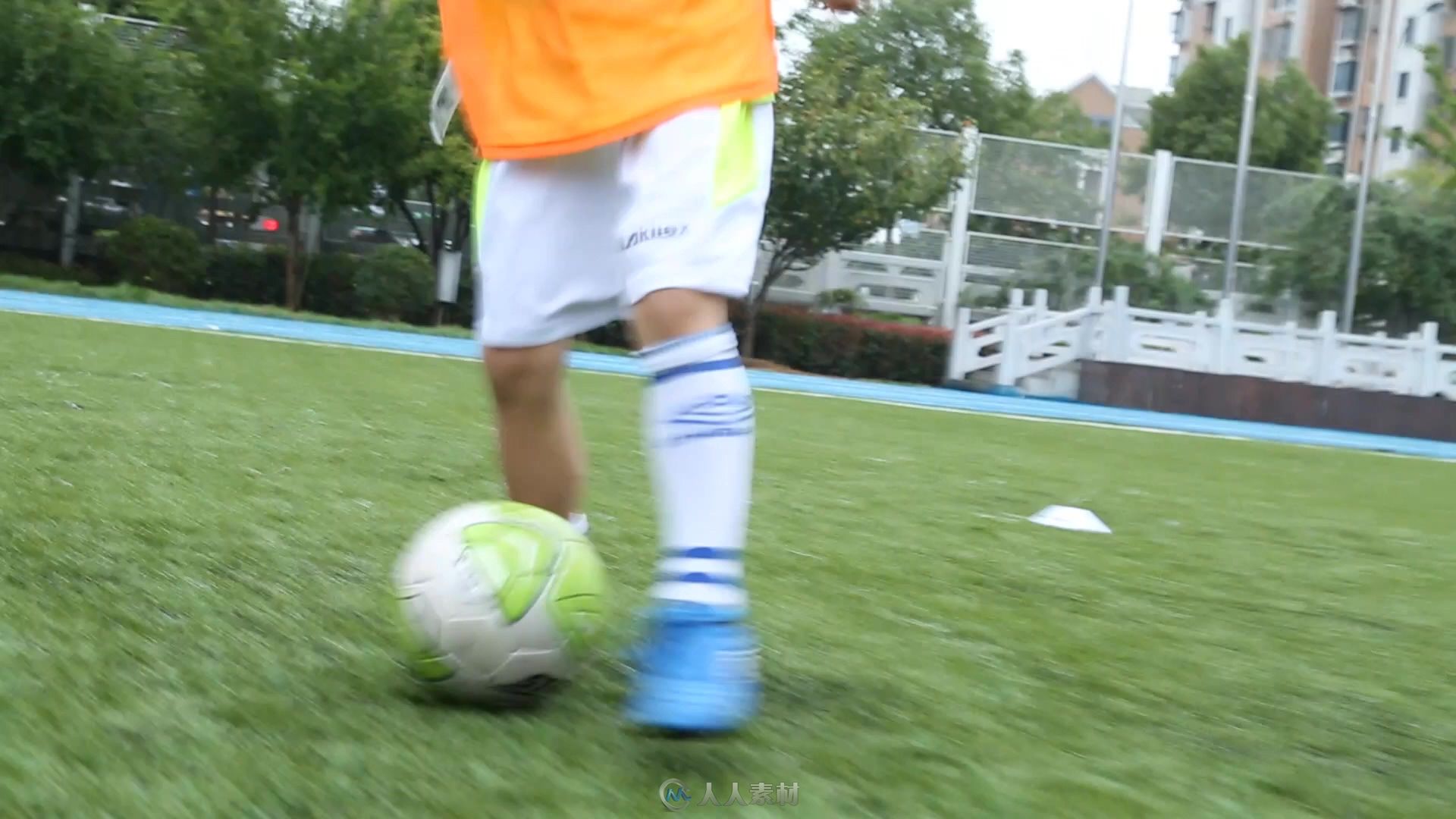 小学生踢足球脚下特写视频素材