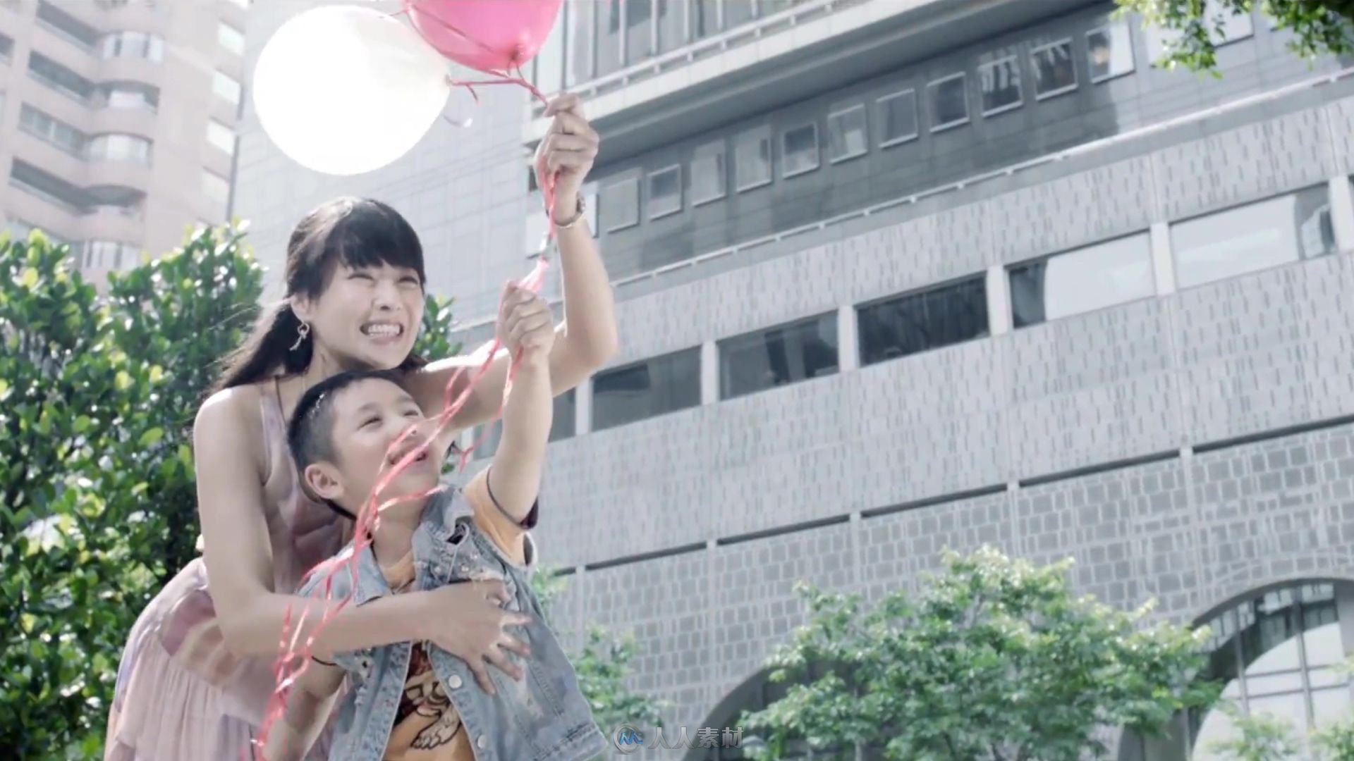 幸福一家人抓气球视频素材