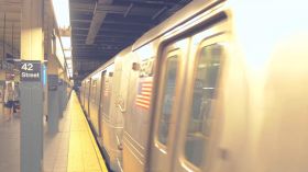 地铁站中行驶的地铁列车镜头高清实拍视频素材