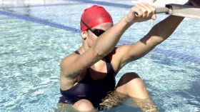 游泳运动员跳水慢动作视频素材