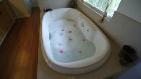 浴室浴缸热水花瓣泡沫优雅室内环境高清实拍视频素材