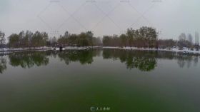 镜头在湖面移动拍摄唯美雪景高清航拍视频素材