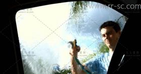男子用洒水器洗车高清实拍视频素材