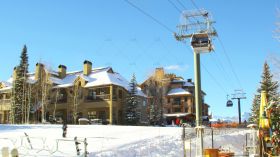 冬日美景洁白雪地观光缆车高清实拍视频素材