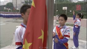 小学生操场升国旗视频素材