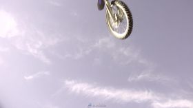 天空仰拍竞技摩托车过障碍物视频素材