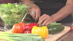 母亲切蔬菜制作沙拉高清实拍视频素材