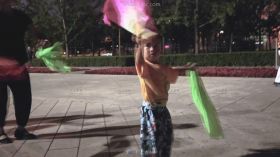 小朋友在广场上舞扇跳舞高清实拍视频素材