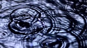雨水落下拍打在水面泛起涟漪视频素材
