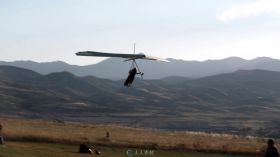 滑翔机降落地面实拍视频素材