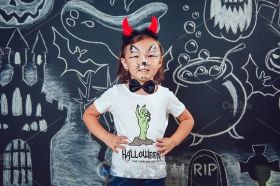 万圣节主题儿童照展示PSD模板Halloween Kids T-Shirt Mock-Up