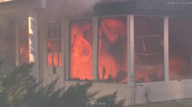火吞噬了客厅并摧毁着周围一切高清火灾视频素材