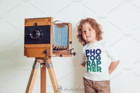 小小摄影师主题儿童照展示PSD模板Little Photographers T-Shirt Mock-Up