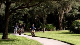 孩子公园骑自行车视频素材