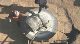 农村磨坊毛驴拉磨农民制作玉米糁高清实拍视频素材