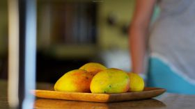 新鲜大红芒果排列放在水果盘上高清实拍视频素材